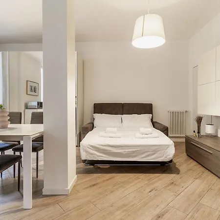 Апартаменты Two-room 5 Minutes' Walk From The Historic Center Комо