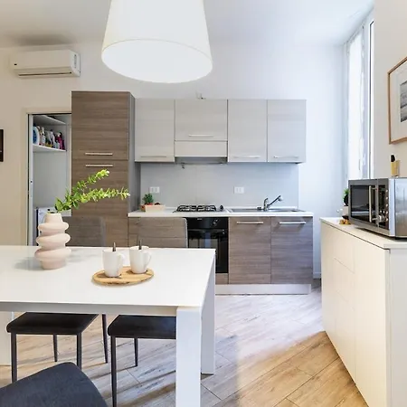 Two-room 5 Minutes' Walk From The Historic Center * קומו